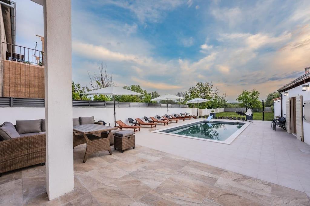 Villa Leny With Pool Sukošan Exterior foto